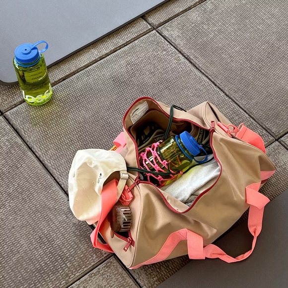 NEW Glossier Duffel Bag - Picture 2 of 6